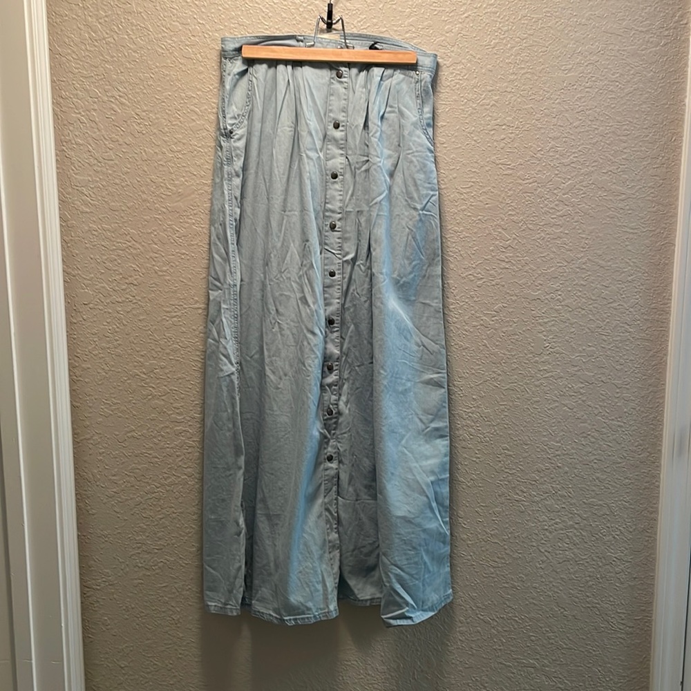 Pistols NWT light denim colored Maxi Skirt with Pockets. Size Medium